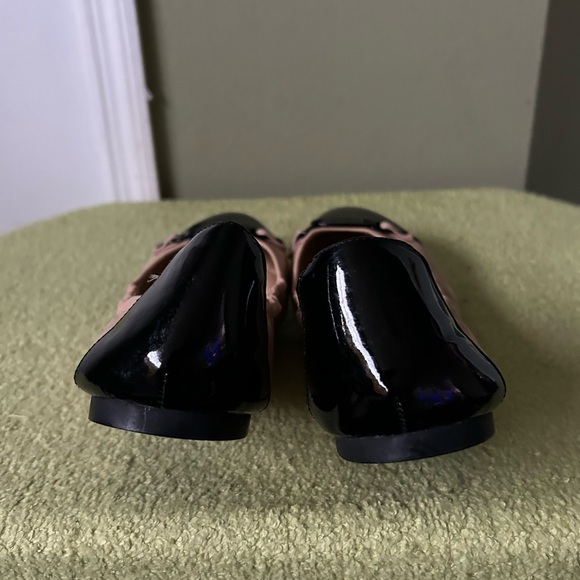 New Michael Kors Tan/Black Leather Cap Toe Logo Ballet Flats - Picture 5 of 13
